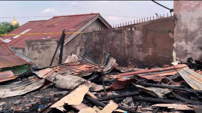 Kebakaran menghanguskan satu rumah non permanen dan tiga bedeng yang berada dalam satu bangunan, di kawasan Lorong Danau Toba, Simpang Pulai, Kota Jambi, pada Sabtu (27/9/2025).