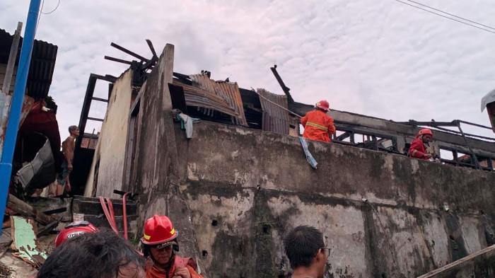 Kebakaran di kawasan Simpang Pulai, Kota Jambi berhasil dipadamkan, Sabtu (27/9/2025).