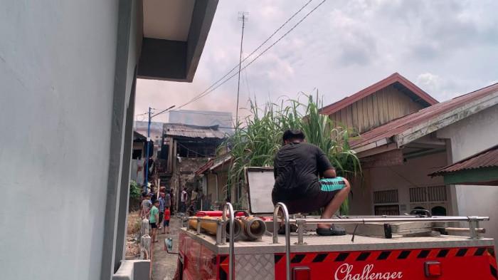 Kebakaran terjadi sekitar pukul 10.00 WIB di kawasan Simpang Pulai, Kota Jambi, tepatnya di Lorong Danau Toba, Sabtu (27/9/2025).