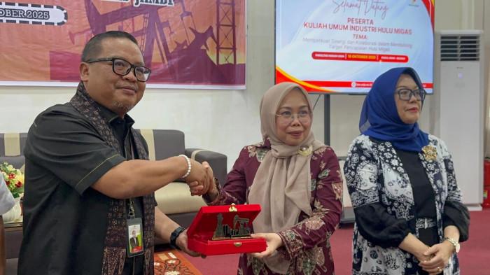 KULIAH UMUM - SKK Migas PetroChina International Jabung Ltd dan Kontraktor Kontrak Kerja Sama (KKKS) Wilayah Jambi mengadakan Kuliah Umum di Fakultas Hukum Universitas Jambi (Unja).
Rabu (15/10/2025) pagi.