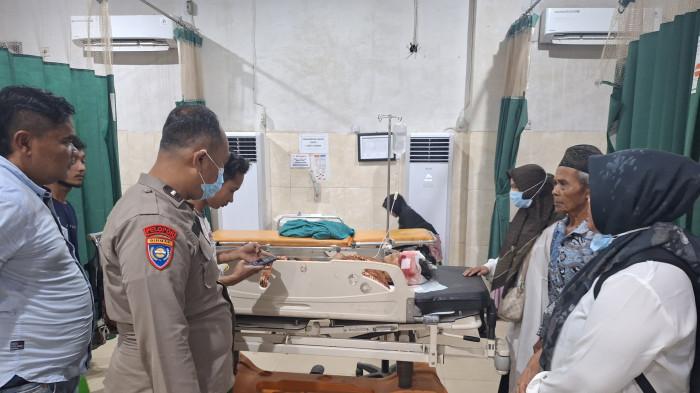 Seorang warga Dusun Sido Mulyo, Desa Suka Damai, Kecamatan Mestong, Kabupaten Muaro Jambi, diserang seekor beruang saat sedang menyadap karet