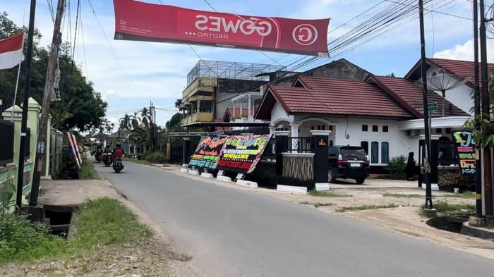 Suasana rumah duka almh Nindia korban perampokan di Talang Bakung Jambi, Jumat (3/10/2025) dipenuhi karangan bunga.
