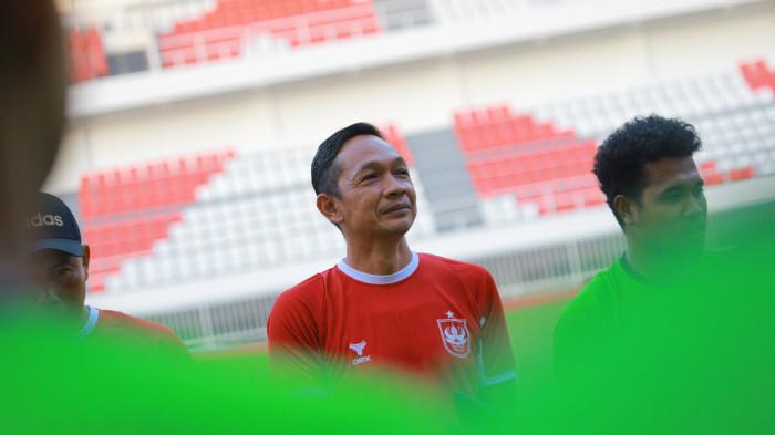 MATANGKAN PERSIAPAN - Pelatih PSIS Semarang Kahudi Wahyu Widodo memimpin latihan tim di Lapangan Wisesa Kecamatan Mranggen, Kabupaten Demak, Senin (21/7/2025). Latihan ini dimaksudkan pelatih untuk mematangkan persiapan menghadapi kompetisi Championship 2025-2026.