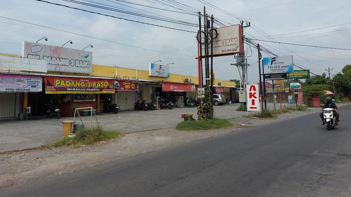 RUKO BERMASALAH - Pengendara sepeda motor melintas di jalan depan ruko yang berada di atas tanah bengkok yang bermasalah di wilayah Desa/Kecamatan Jaten Kabupaten Karanganyar.