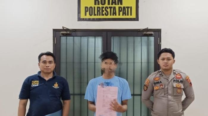 TAHAN PELAKU TAWURAN - Pemuda berinisial DDP, usia 19 tahun, asal Desa Baleadi, Sukolilo, ditahan di Rumah Tahanan Polresta Pati, Kamis (31/7/2025). Dia tertangkap saat tengah mengikuti tawuran antarkelompok pemuda di Sukolilo, Rabu (30/7/2025).