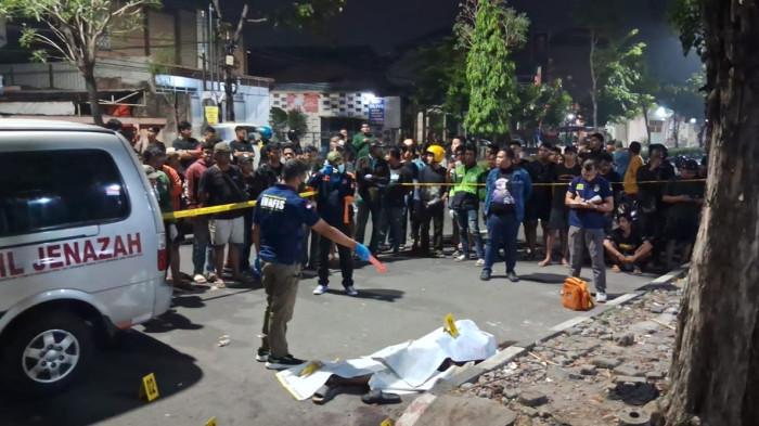 MOTIF PENGEROYOKAN - Polisi mengungkap motif kasus pengeroyokan yang menewaskan satu pegawai warung makan penyet karena sakit hati. Kasus pengeroyokan ini terjadi di Jalan Soekarno-Hatta, Palebon, Kecamatan Pedurungan, Minggu (10/8/2025).