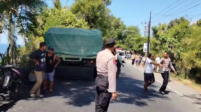 ATUR LALU LINTAS - Anggota Polsek Kubutambahan saat mengatur lalu lintas di sekitar lokasi kecelakaan yang menewaskan Wayan Mastri, Kamis (28/8/2025). (TRIBUN BALI/ISTIMEWA)