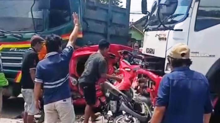 KECELAKAAN BERUNTUN - Potret beberapa kendaraan terlibat dalam kecelakaan beruntun di Jalur Pantura, tepatnya U-turn Desa Wonokerto, Kecamatan Karangtengah, Kabupaten Demak, Senin (15/9/2025) sekira pukul 12.30. Total ada lima kendaraan yang terlibat dalam kecelakaan itu.