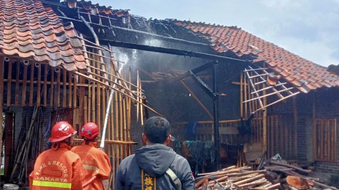 MEMADAMKAN API - Petugas Damkar Bumiayu saat memadamkan api yang membakar kandang kambing, Selasa (16/9/2025). (Dok. Pos Damkar Bumiayu)