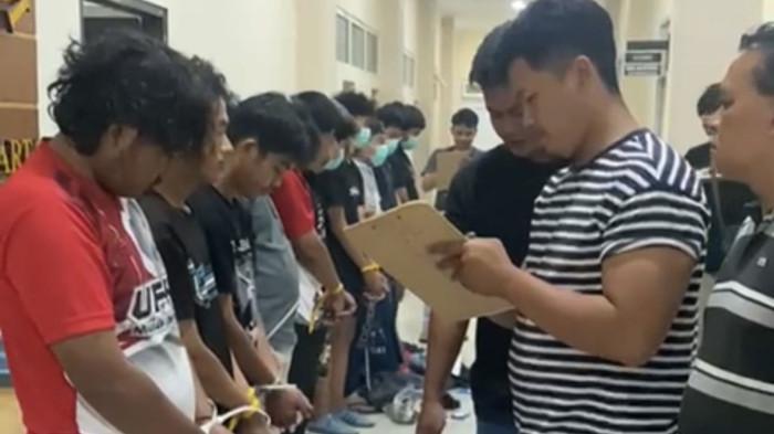 DITANGKAP - Sebanyak 17 pemuda yang melakukan tindakan anarkistis di sepanjang Jalan Slamet Riyadi, Solo, pada Jumat (29/8/2025) lalu ditangkap polisi. Lima orang masih di bawah umur. (TRIBUN JATENG/WORO SETO)