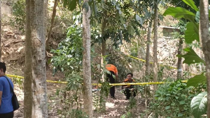 Polisi olah TKP tempat penemuan jenazah Brigadir Esco di Dusun Nyiur Lembang, Lombok Barat, NTB, beberapa waktu lalu.