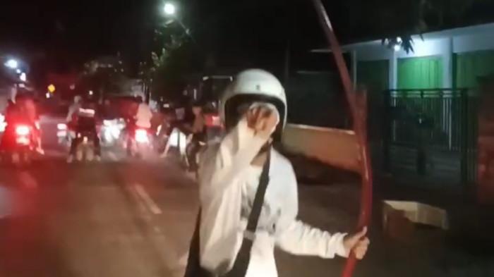 ANCAM PENGEMUDI - Seorang pemuda menenteng celurit mengancam pengemudi mobil yang melintas di jalanan Desa Damarsari, Kecamatan Cepiring, Kabupaten Kendal, Minggu (28/9/2025) dini hari.
