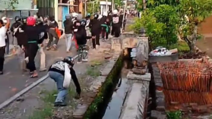 BENTROKAN - Tangkapan layar bentrokan antara para pesilat dan warga di jalan Desa Toriyo, Kecamatan Bendosari, Sukoharjo, pada Minggu (28/9/2025) sore. Dok Instagram @Infocegatansukoharjo