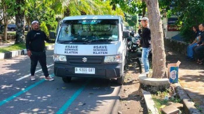 BELA SENIMAN KLATEN - Seniman Boyolali Abah Lala saat akan menggeruduk Polres Klaten, Rabu (1/10/2025). Abah Lala mengecam keras aksi kekerasan yang menimpa seorang seniman di Klaten.