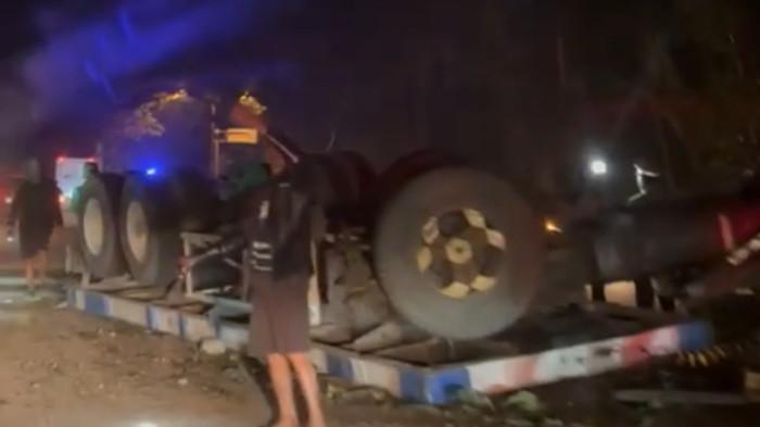 TERBALIK - Sebuah truk kontainer terbalik di median jalan seusai mengalami kecelakaan yang juga melibatkan dua motor di turunan JLS, Sidomukti, Kota Salatiga, pada Rabu (1/10/2025) malam. Menjelang tengah malam, truk sudah dievakuasi. (Dok pribadi warga/istimewa)