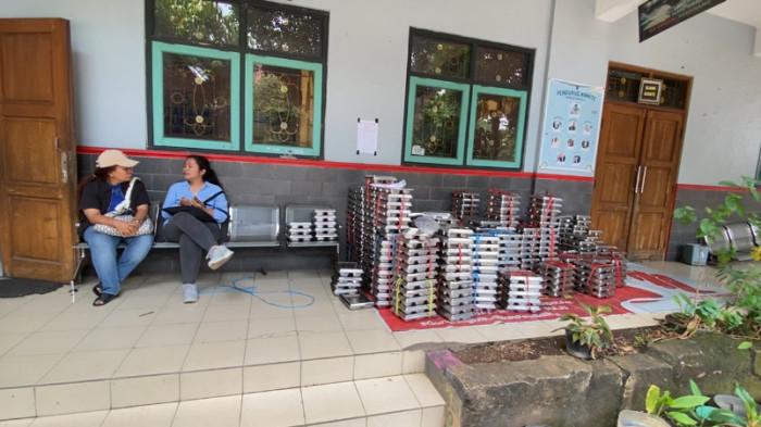 DITUMPUK - Wadah makanan berbahan stainless yang digunakan untuk menu MBG ditumpuk di halaman SDN Ungaran 01, Kabupaten Semarang, Selasa (30/9/2025). Tumpukan wadah itu menjadi bagian dari proses pemeriksaan menyusul insiden dugaan keracunan yang menimpa sedikitnya 20 siswa.