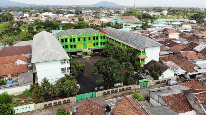 SDIT AL-IZZAH - Berikut ini informasi tentang Sekolah Dasar Islam Terpadu (SDIT) Al-Izzah Serang yang tengah ramai di media sosial.