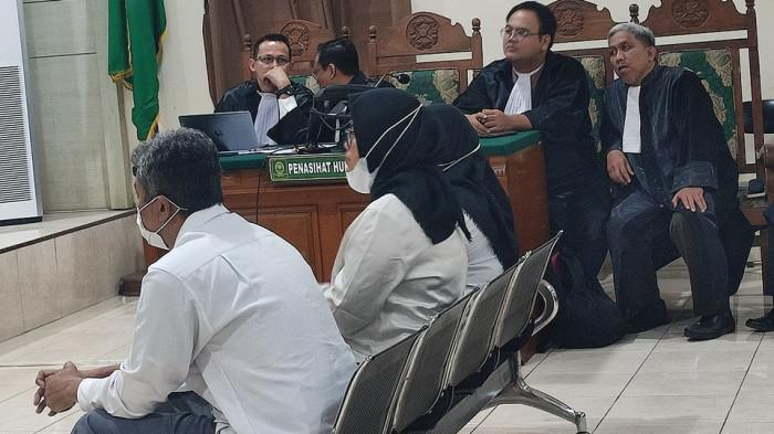 PUTUSAN RINGAN - Majelis Hakim memvonis Zara Yupita Azra (masker dibuka) terdakwa kasus pemerasan dan perundungan mahasiswi PPDS Anestesi Undip Aulia Risma Lestari dengan hukuman pidana penjara selama 9 bulan di Pengadilan Negeri Semarang, Rabu (1/10/2025).