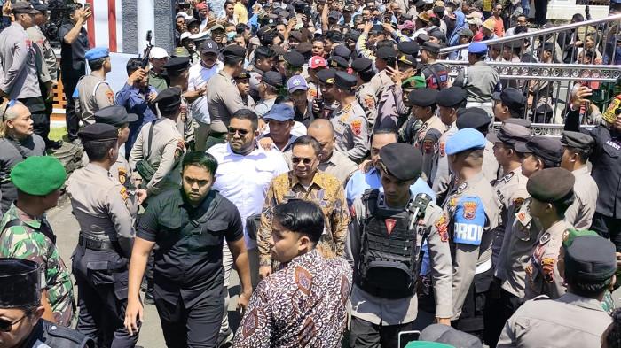 DIKAWAL MASSA PENDUKUNG - Dikawal massa pendukungnya, Bupati Pati Sudewo melangkah masuk ke Gedung DPRD Pati, Kamis pagi (2/10/2025). Dia dihadirkan oleh Pansus Hak Angket untuk dimintai keterangan dan klarifikasi seputar kebijakan-kebijakannya yang dinilai terindikasi bermasalah.