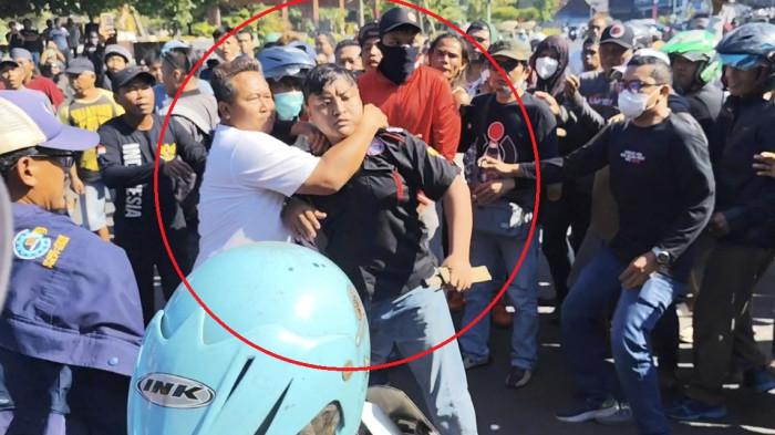 SERANG POSKO AMPB - Seorang pria bermotor CRF (kemeja hitam) mendatangi posko AMPB sambil membawa senjata tajam, Kamis siang (2/10/2025).