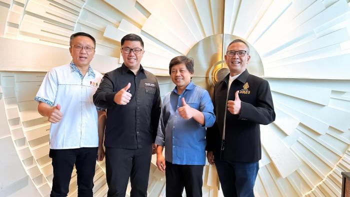 Kiri ke kanan: Effendi Ali Khung, Presiden Komisaris Tanaka, Brando Tengdom, Direktur Marketing & Sales Transvision, Agung Trijiko, Direktur Operasional Transvision, Harjawan Balaningrath, Direktur Utama Channel Jowo