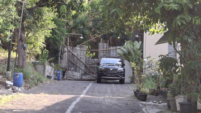 BLOKADE JALAN - Kondisi blokade jalan Sinar Mas VII RT 12 RW 1, Kelurahan Kedungmundu, Kecamatan Tembalang, Semarang, Kamis (9/10/2025).