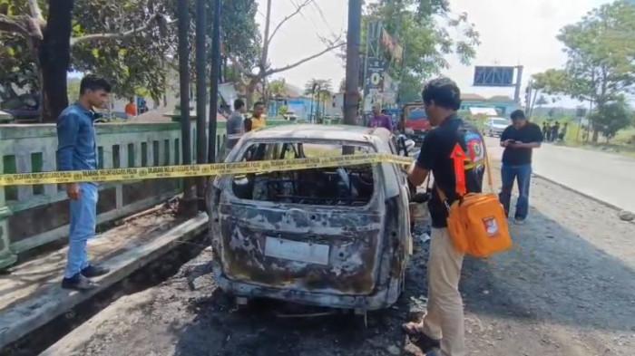 20251010_mobil terbakar di Salatiga_2