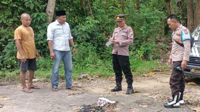 BEGAL DI SAMPANG: Pihak kepolisian bersama warga saat berada di Tempat Kejadian Perkara (TKP) kasus begal driver ojek online (ojol) di Dusun Nyi Buran, Desa Panyepen, Kecamatan Jrengik, Kabupaten Sampang, Madura, Senin (13/10/2025). (TRIBUNJATIM.COM/HANGGARA PRATAMA)