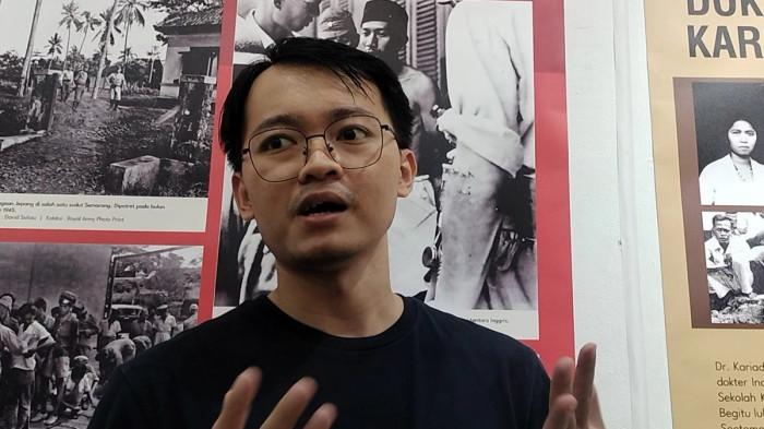 PAMERAN ARSIP - Mozes Cristian (baju hitam berkacamata) saat menjelaskan akar dari meletusnya perang lima hari di Semarang di Rumah PoHan Semarang.