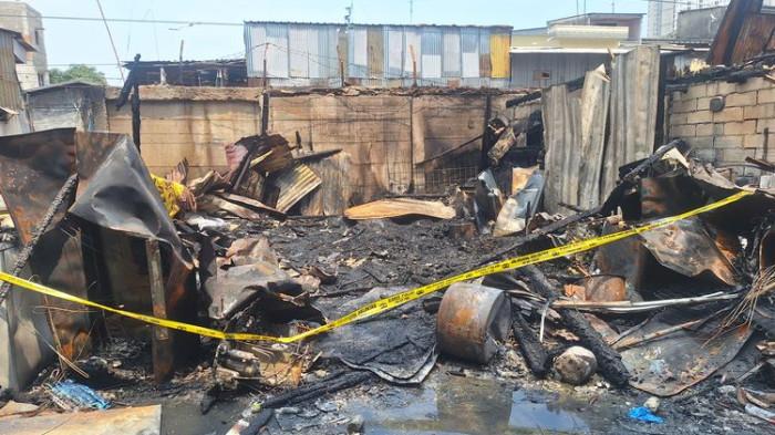 RUMAH TERBAKAR: Empat rumah semi permanen di Pademangan Timur, Jakarta Utara, terbakar. (KOMPAS.com/SHINTA DWI AYU)