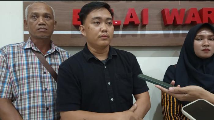 LAPORKAN KEMBALI - Kuasa Hukum korban DRP dari LBH Yogyakarta, Royan Juliazka Chandrajaya (baju hitam) mendesak kepolisan agar kasus korban segera diproses, di Mapolda Jateng, Rabu (15/10/2025).