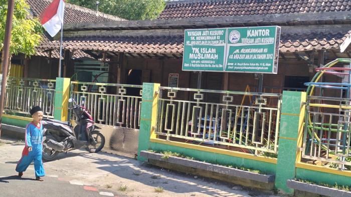 HIBAH TK - Seorang anak berjalan di depan Kompleks TK Islam Muslimah, Kecamatan Jiken, Kabupaten Blora, Kamis (16/10/2025). Sekolah tersebut tahun ini memperoleh hibah Rp600 juta untuk pembangunan kelas baru.