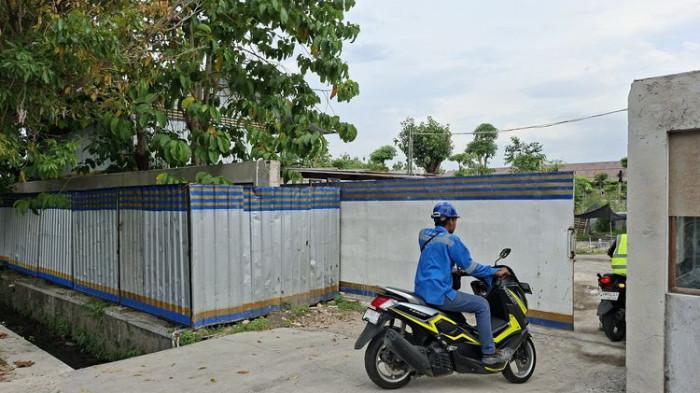 RUMAH PENSIUN JOKOWI - Penampakan rumah pensiun Presiden ke-7 RI, Joko Widodo (Jokowi) di Jalan Adi Sucipto Desa Blulukan, Kecamatan Colomadu, Kabupaten Karanganyar, Selasa (21/10/2025). Informasi terkini, pembangunan rumah yang dimulai sejak Juni 2024 itu kini sudah mencapai 95 persen.