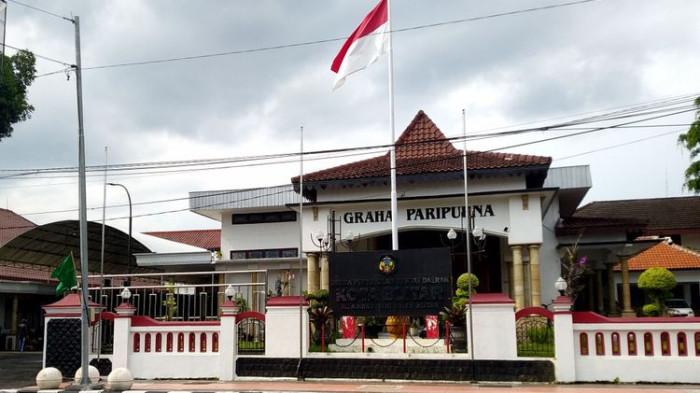 DPRD SELINGKUH - Ilustrasi Kantor DPRD Kota Blitar Jalan Ahmad Yani Kota Blitar. Seorang Polwan berinisial NW diduga selingkuh dengan seorang anggota DPRD Kota Blitar. Dugaan itu seusai penggerebekan di sebuah hotel di Batu pada Sabtu (18/10/2025).