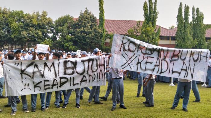 ORASI - Siswa SMAN 11 Semarang melakukan orasi di halaman sekolahnya, Senin (20/10/2025). Mereka mengungkapkan kekecewaan terhadap Kepala SMA 11 terkait penanganan kasus penyebarluasan konten pornografi.