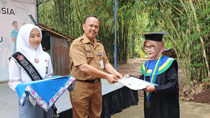 WISUDA - Mbah Kaidi, lansia 84 yang di wisuda dengan lulusan terbaik, di Posyandu Lansia Maju Sejahtera Dukuhturi Bumiayu, Brebes, Selasa (21/10/2025).