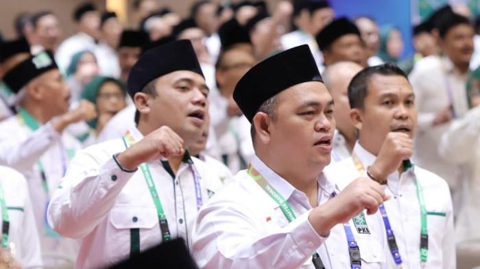 TRADISI SLUP-SLUPAN: Wakil Ketua DPRD Jawa Tengah Sarif Abdillah menggelar tradisi