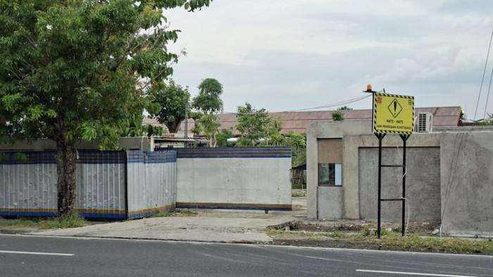 RUMAH PENSIUN JOKOWI - Penampakan rumah pensiun Presiden ke-7 RI, Joko Widodo (Jokowi) di Jalan Adi Sucipto Desa Blulukan, Kecamatan Colomadu, Kabupaten Karanganyar, Selasa (21/10/2025). Informasi terkini, pembangunan rumah yang dimulai sejak Juni 2024 itu kini sudah mencapai 95 persen.