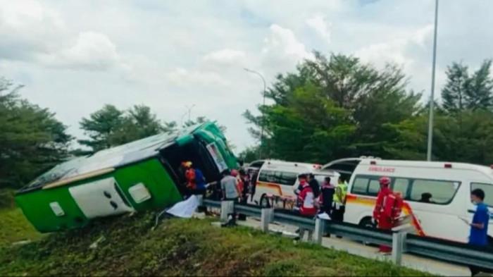 KECELAKAAN BUS: Dokumentasi foto yang diposting akun Instagram @pemalang.update menunjukan bus yang membawa rombongan Forum Kesehatan Kelurahan Bendan Ngisor, Kecamatan Gajahmungkur, Kota Semarang terguling di ruas Tol Pemalang-Batang tepatnya KM 313 jalur B, pada Sabtu (25/10/2025). Adapun dari jumlah total 33 penumpang yang menjadi korban, delapan orang di antaranya dibawa ke RSI Al-Ikhlas Pemalang untuk mendapat penanganan. (Instagram @pemalang.update)