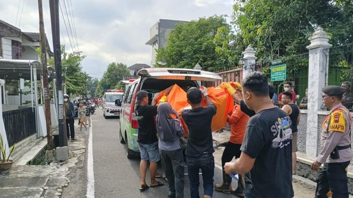 EVAKUASI KORBAN - Petugas mengevakuasi seorang lansia bernama Pratondo Pratono alias Dondon (56) yang ditemukan meninggal dalam kondisi membusuk di rumah Jalan Mundu, Kelurahan Kerten, Kecamatan Laweyan, Kota Surakarta, Minggu (26/3/2025). Diperkirakan lansia tersebut sudah meninggal sekira 5-6 hari sebelum ditemukan warga.