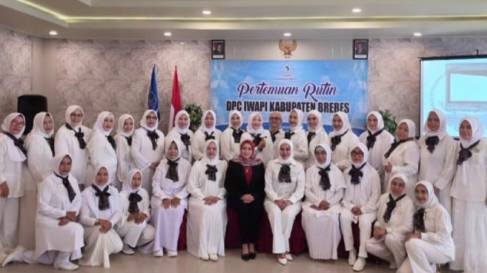 Dewan Pimpinan Cabang (DPC) Ikatan Wanita Pengusaha Indonesia (IWAPI) Kabupaten Brebes menggelar seminar bertema “Etika Berpenampilan bagi Pengusaha Perempuan: Tampil Profesional, Tampil Percaya Diri”. (Dok UHN)