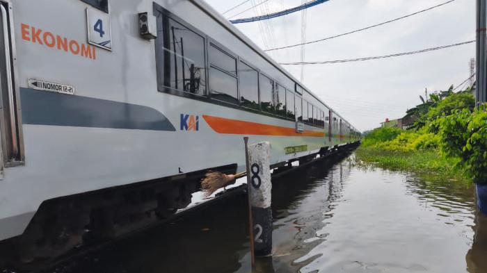 BISA DILEWATI-Genangan air alur Semarang Tawang - Alastua telah surut, Kamis (30/10/2025). Jalur itu telah bisa dilewati kereta api dengan kecepatan terbatas. Dok HUMAS KAI DAOP 4 SEMARANG