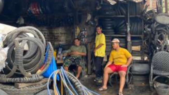Pembuatan meja kursi menggunakan bahan ban bekas di Pati. Kini produk ini makin digemari