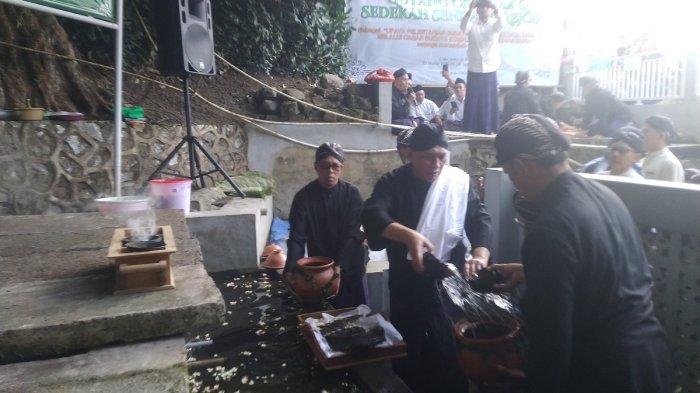 Pengurus Yayasan Masjid dan Makam Sunan Muria bersama masyarakat Colo menggelar tradisi budaya Guyang Cekathak, Jumat (30/8/2024).