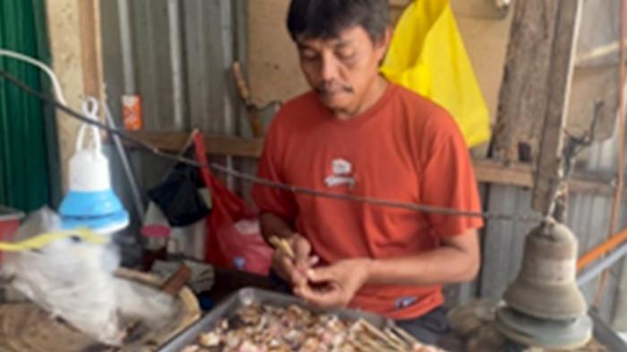 Proses tusuk daging kelinci di warung Satai Kelinci di Lemahbang, Karanganyar, Sambungmacan, Sragen, tepat di sisi Tugu Gedhe Lemahbang