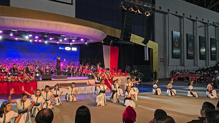 TARIAN - Para penari saat melakukan gerakan tarian jiwa Diiringi Surya Vista Orchestra dalam kegiatan Konser Kebangsaan bertema Senandung Harmoni Membangun Negeri di Holy Stadium Semarang, Rabu (01/10/2025).