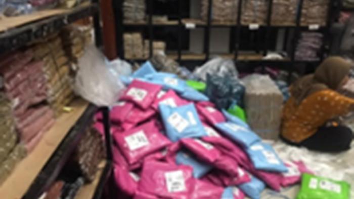 Kegiatan di usaha busana Janietyee yang makin laris di online