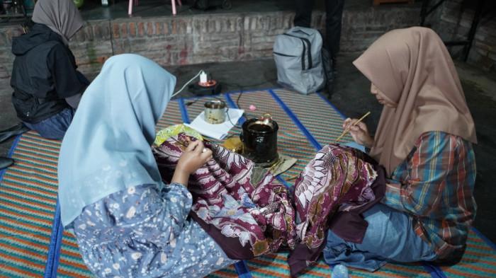 Anjani Sekar Arum mengajari anak-anak membatik di Omah Pembatik Cilik.