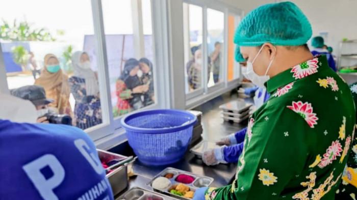 Bupati Pasuruan Rusdi Sutejo (batik hijau) saat melihat langsung layanan SPPG Kedawung Wetan.