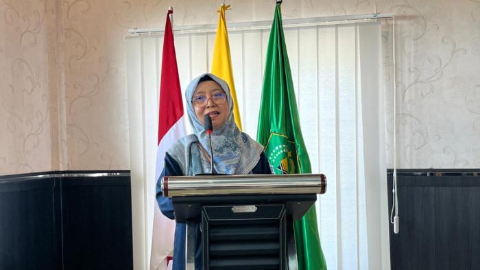 Direktur UT Jember, Dra Barokah Widuroyekti, M.Pd saat Sosialisasi Program UT Jember